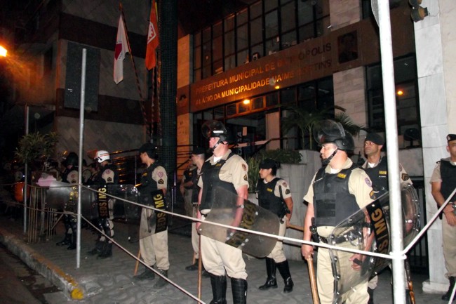Manifestantes definem novos protestos na porta da Prefeitura de Divinópolis e abraço na UPA que só inaugurou (Julho/2012) prefeitura guardada pela policia